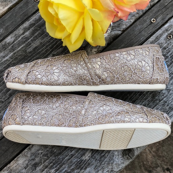 ๐บ TOMS; TODAY ONLY $25! Gold Lace Flats; Sz. 7.5! - Picture 3 of 8
